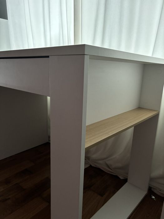 Biurko białe z drewnianymi wstawkami