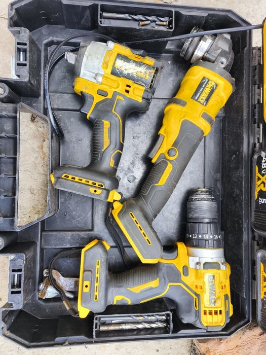 Б/У Набор аккумуляторного инструмента 4в1 в стиле  DeWalt гайковёрт,болгарка, шуруповёрт. 2 АКБ + зарядная станция