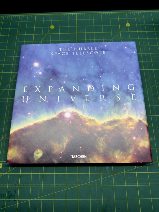 Книга Expanding Universe. The Hubble Space Telescope — космос, який можна побачити