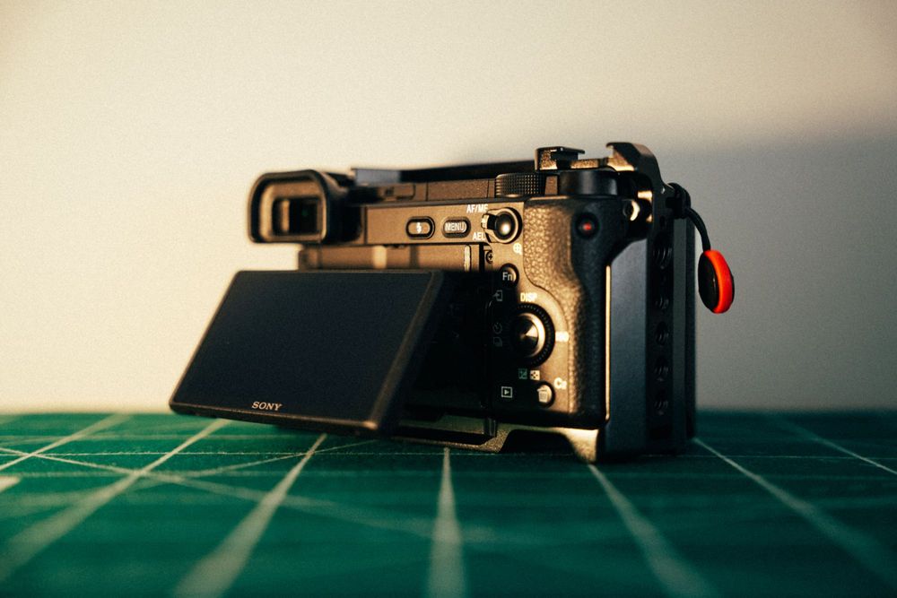 Sony A6400 + Cage smallrig+ 3 Baterias Extra