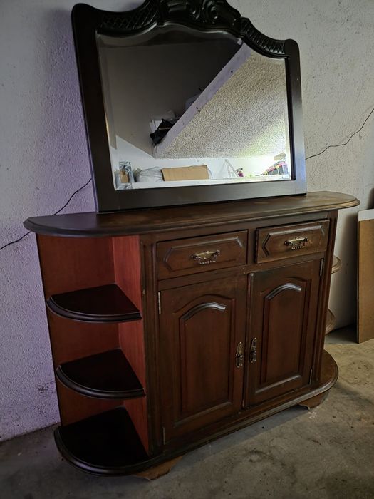 Sapateira e espelho.