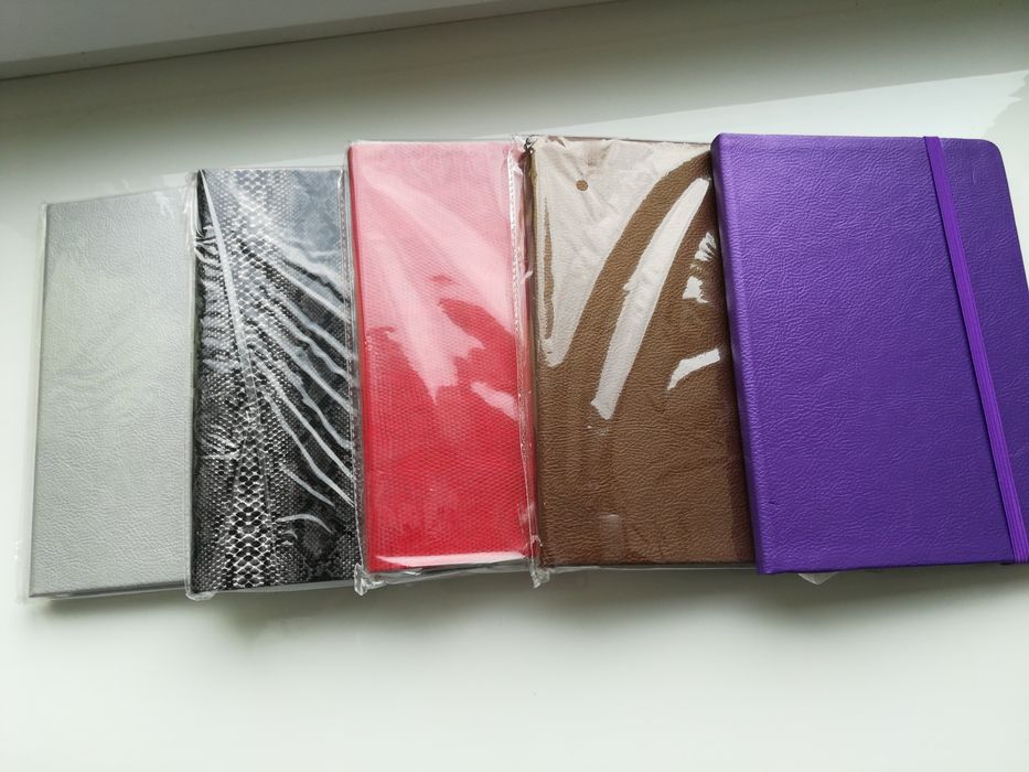 Записна книжка у шкіряні обложці у клітинку