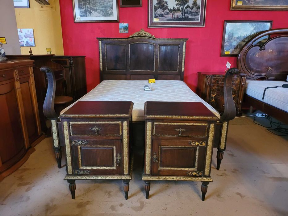 Muito bonito conjunto de cama antiga com duas mesas de cabeceira