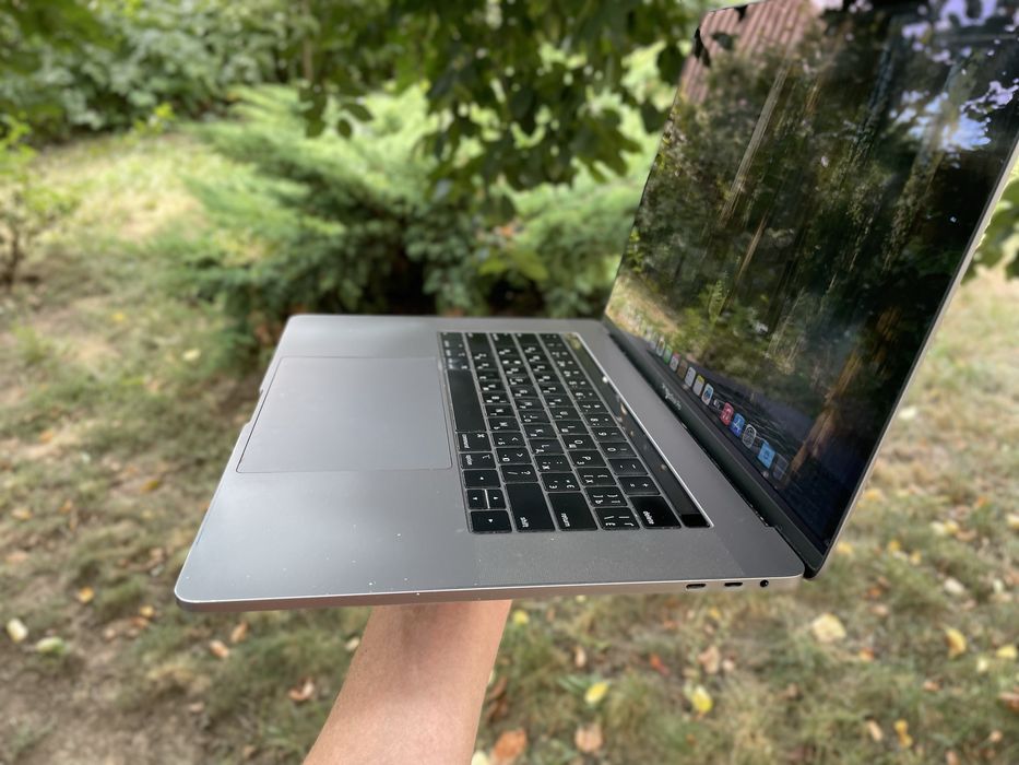 MacBook Pro 15 2018 / i7 / 16GB / Radeon 555X / №33