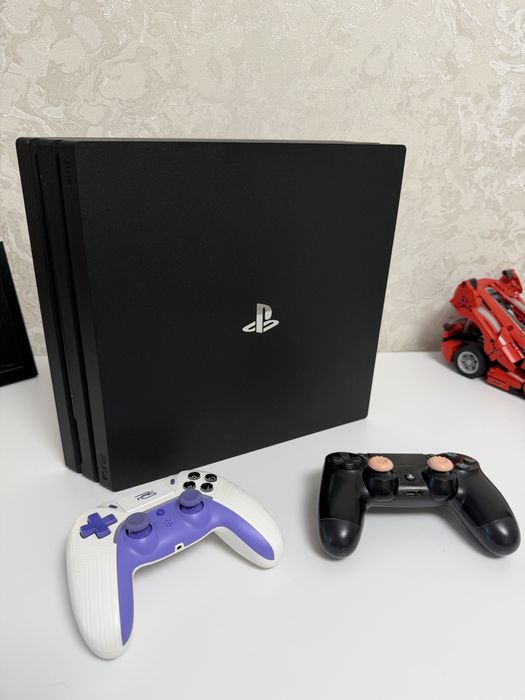 PlayStation 4 Pro 1TB Sony з двома джойстиками