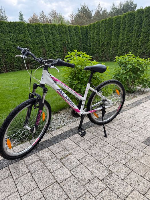 Rower młodzieżowy ALPINA eco lm10 biały z różowymi akcentami, 26-calowe koła