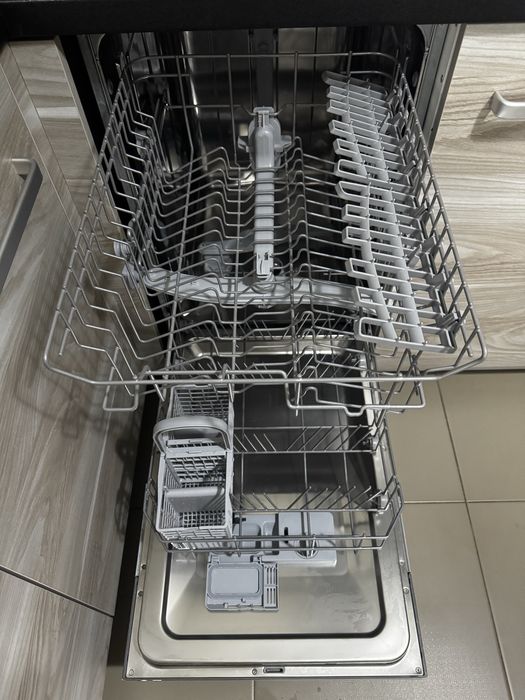 Посудомийна машина HOTPOINT LSTB6B00 EU