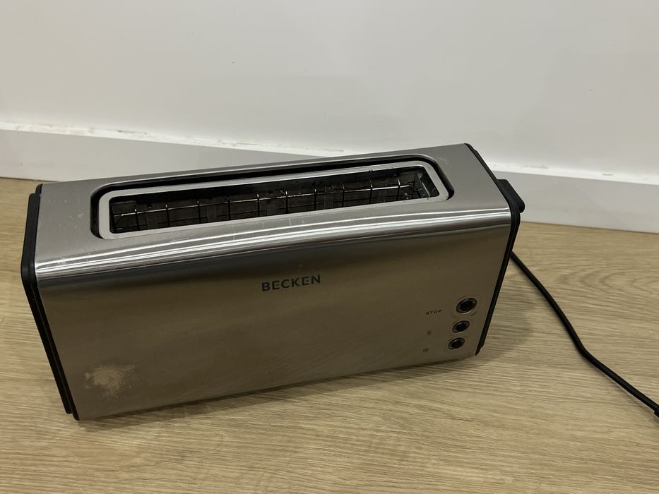 Torradeira em inox com detalhes pretos beken