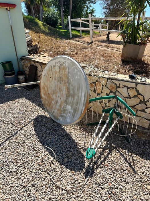 Vende-se antena parabólica com vários cabos, amplificador e LNB de 8 saídas, bem como uma antena terrestre.