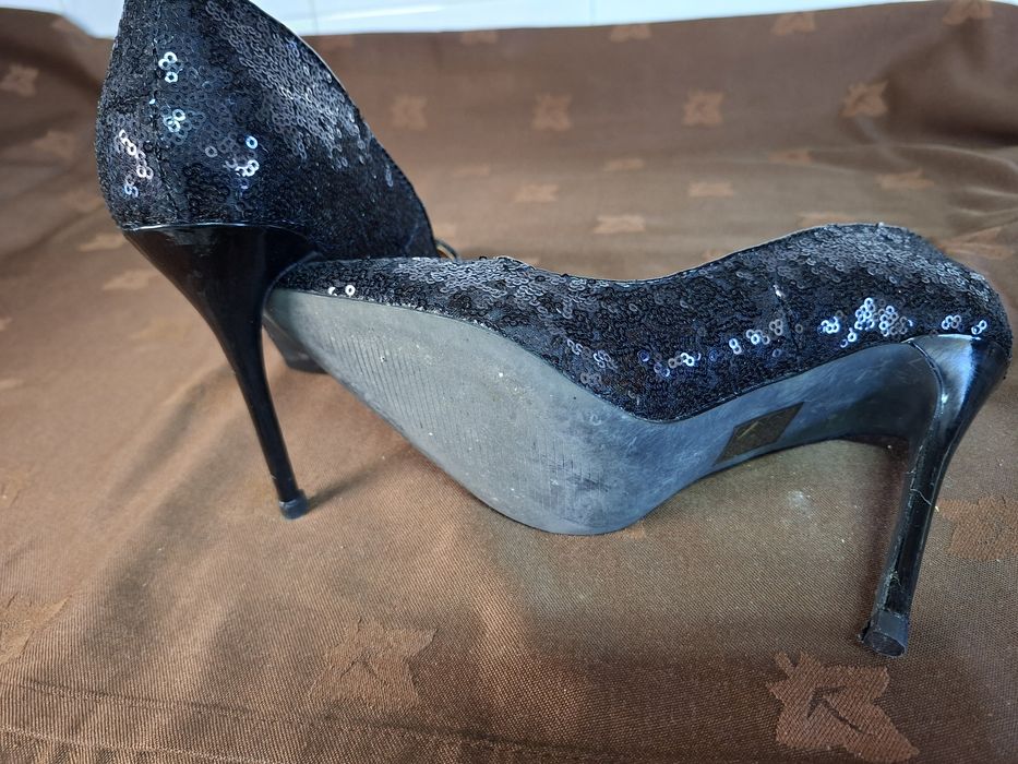 Sapatos pretos de salto alto com lantejoulas – elegantes/festa