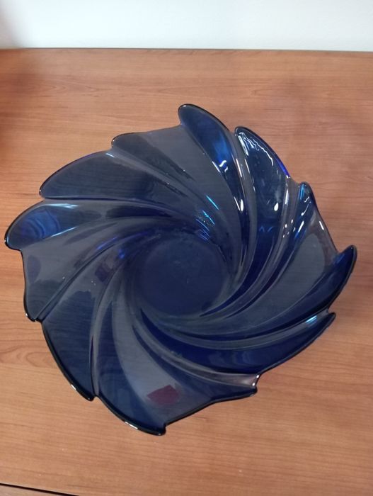 Saladeira de vidro azul