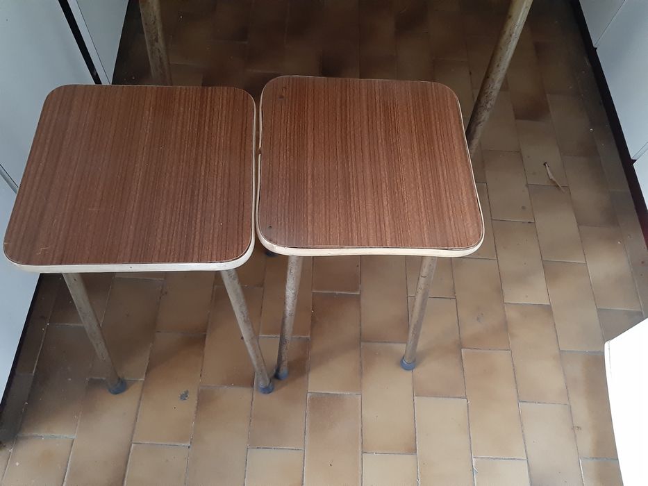 Mesa de cozinha e 2 bancos