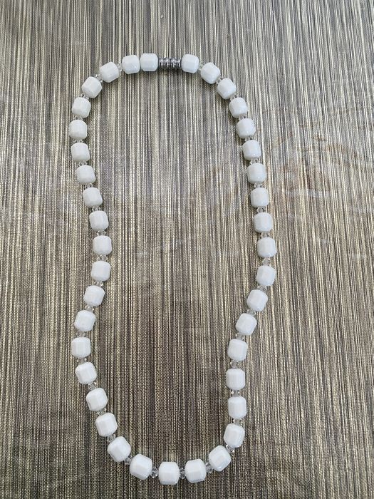 Colar de vitagem branco