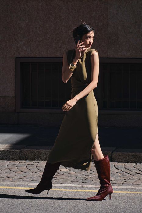 Elegancka sukienka midi khaki klamra drapowanie Zara
