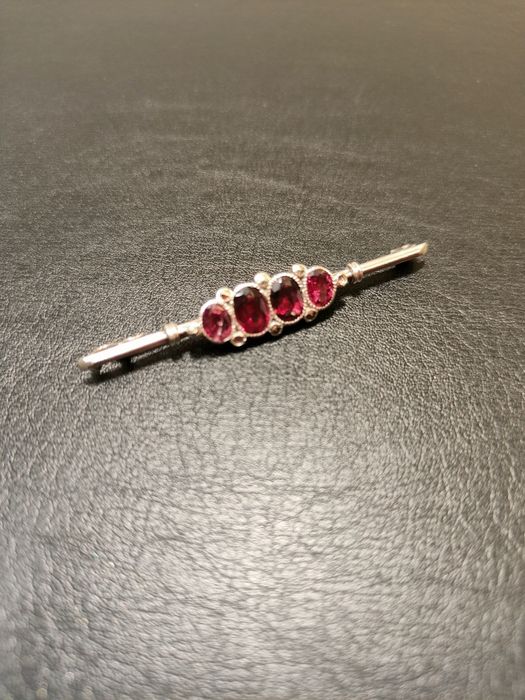 Alfinete de Senhora Prata e Granadas
