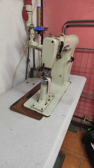 Máquina de Costura de Coluna REFREY (2 Agulhas) – Industrial / Calçado