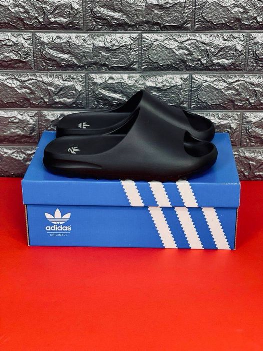Шлепанцы Adidas Yezzy Bost / комнатные мужские шлепанцы / трендовые мужские красивки / адики слансы /  цельнолитые тапки в басейн