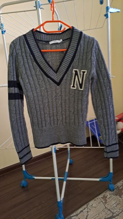 Sweter w stylu college