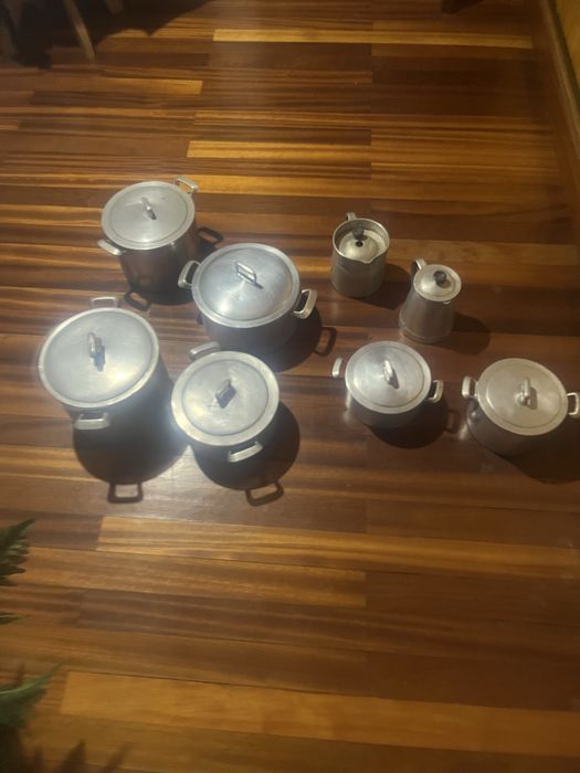 Trem de cozinha com 8 peças em ferro fundido. O trem está em bom estado.