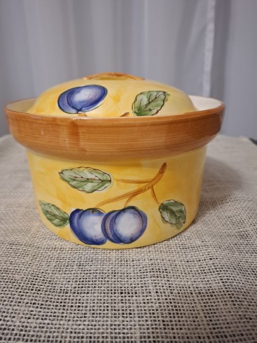 Ceramiczne naczynie z pokrywą