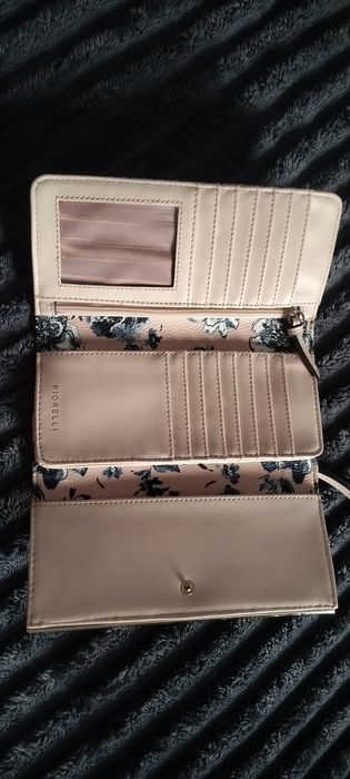 Гаманець бренду Fiorelli з квітковим принтом.