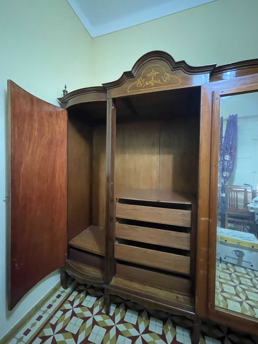 Guarda Fato madeira maciça estilo D. Maria 3 portas, espelho e gavetas