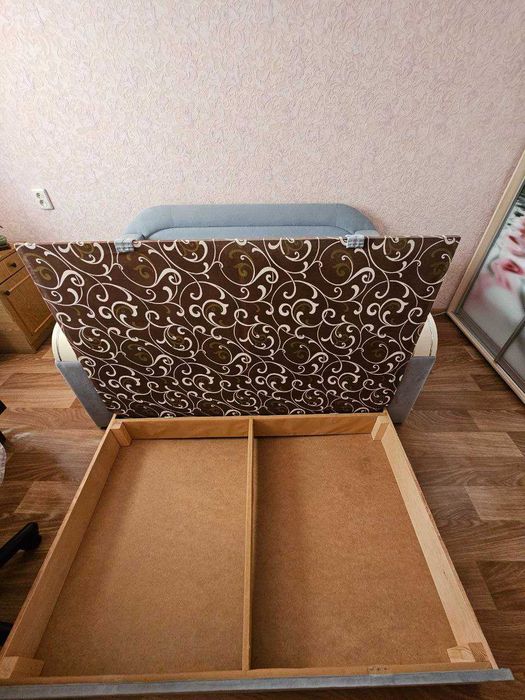 Диван розкладний із великим спальним місцем