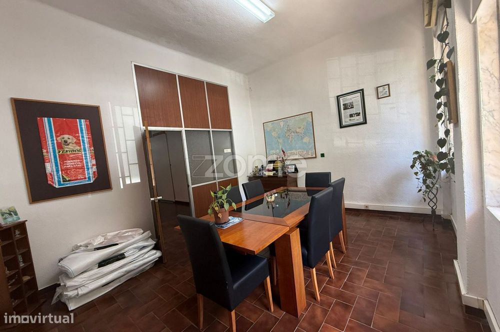 Armazém com 600 m² – 2 Pisos, Escritórios e Excelentes Acessos