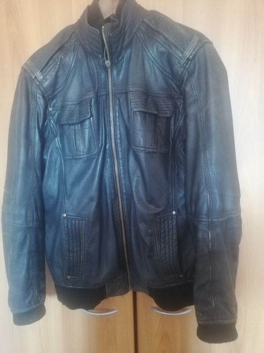 Blusão em pele, em perfeitas condições. Preto