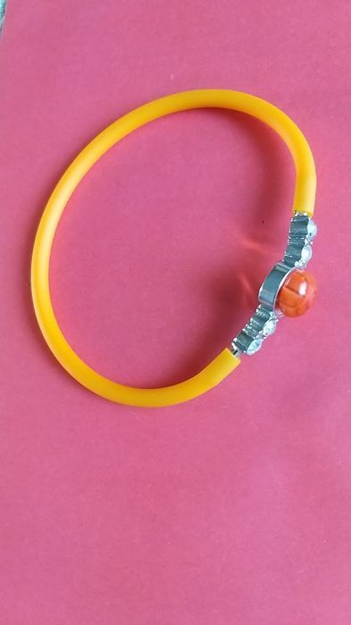 Bransoletka ze szklanym koralikiem z wyspy Murano.