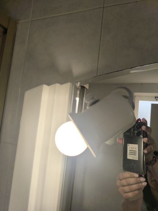 Espelho de casa de banho laminado, com iluminação e moldura.