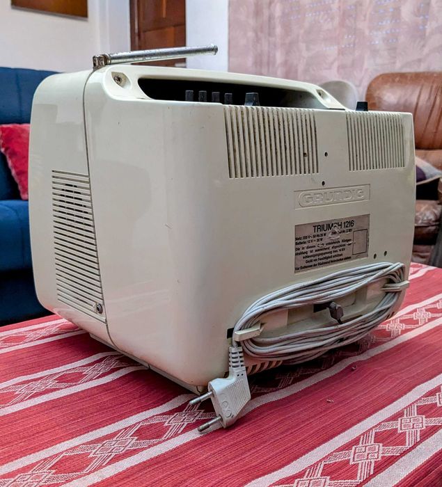 Televisão Vintage Grundig Triumph 1216 Branca - Raro e Colecionador