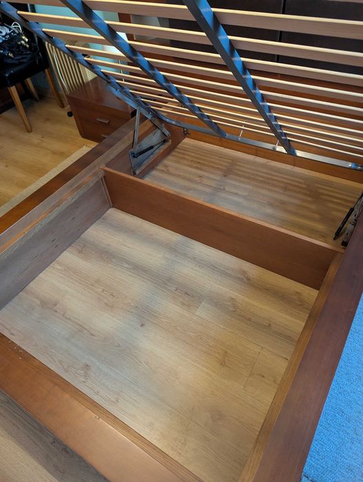 Cama Casal em Madeira com Sommier Elevatório + 2 Mesas de Cabeceira (+ Opção Colchão)