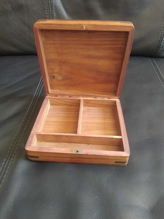 Caixa em madeira, com jogo de cartas e dados