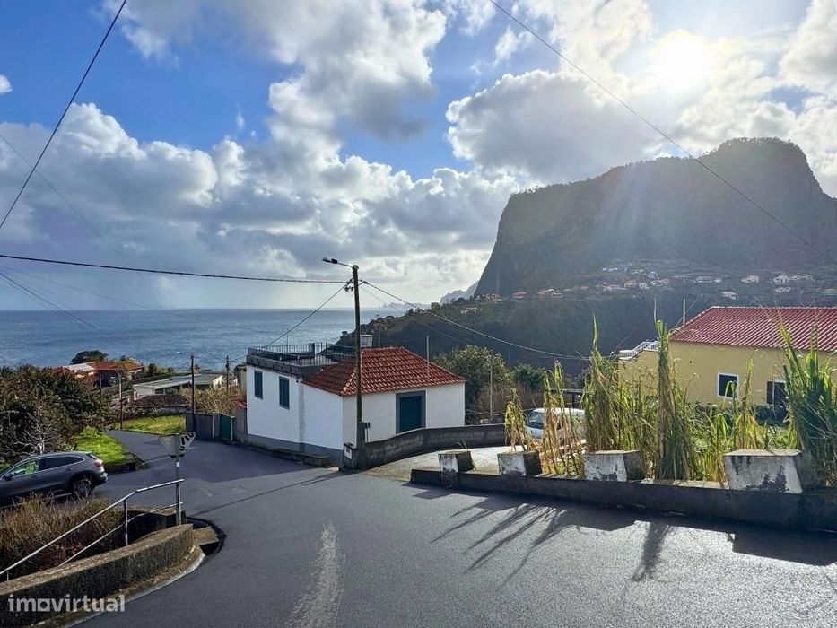 Prédio Misto com Moradia T2 e Terreno de 760 m2 no Faial