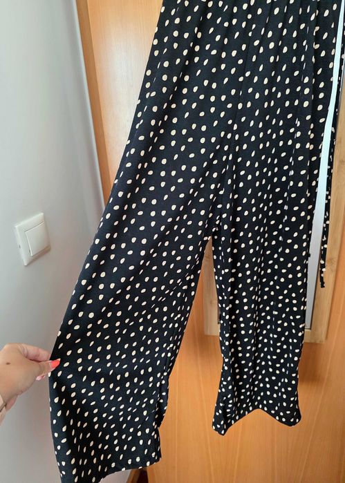 Macacão preto às bolinhas Pull & Bear, tamanho XS