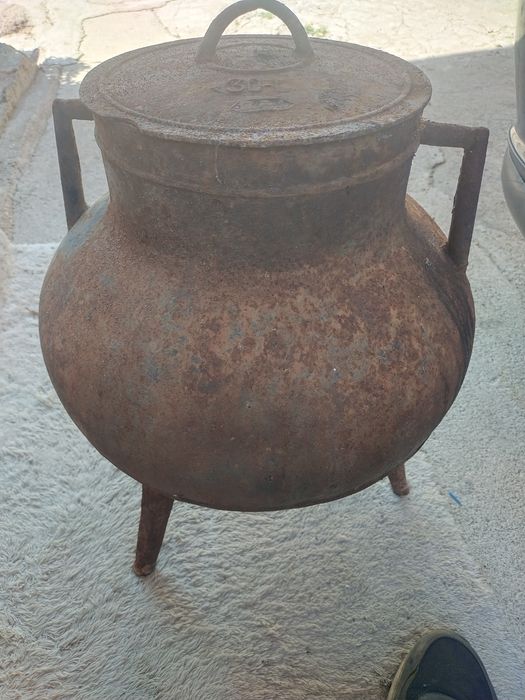 Panela de 3 pés antiga
