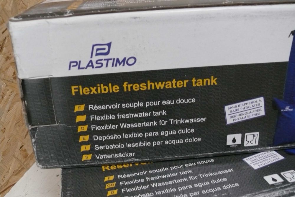 Depósito de água doce flexível da marca Plastimo.