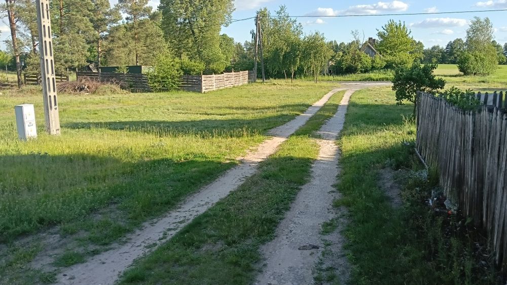 Sprzedam dużą działkę z rozpoczętą budową domu jednorodzinnego.