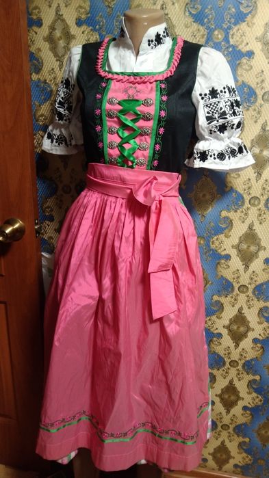 Платья баварские женские.