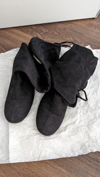 Botas cano alto em camurça tamanho 36 em excelente condições