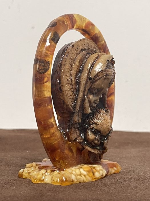 Stara Statuetka z Bursztynu i Tworzywa z Prl