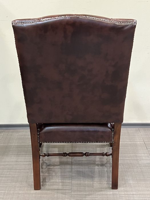 Антикварне крісло в стилі Честерфілд з різьбленням. Німеччина