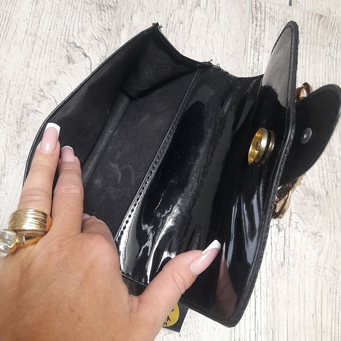 Mała lakierowana torebka kopertowka