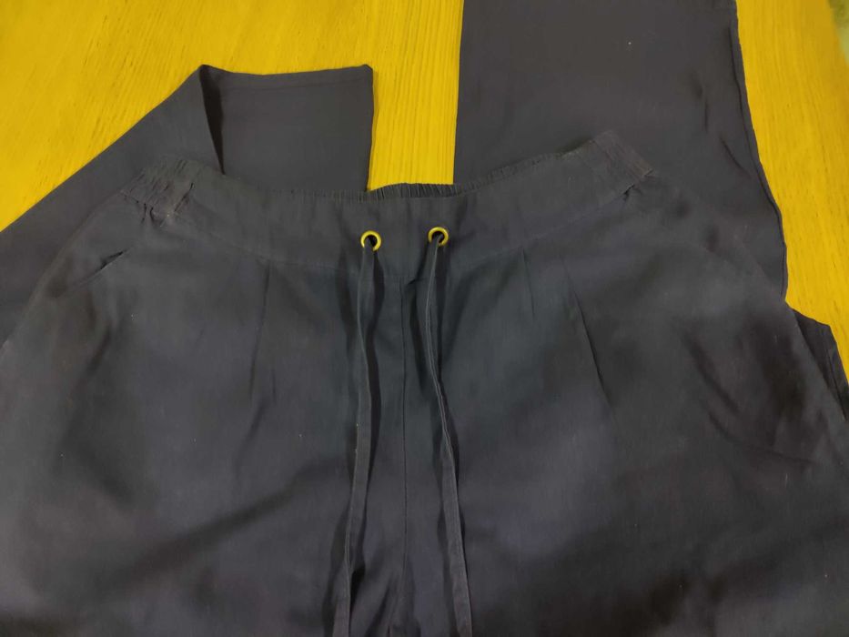 Calças azuis em tecido, perna direita