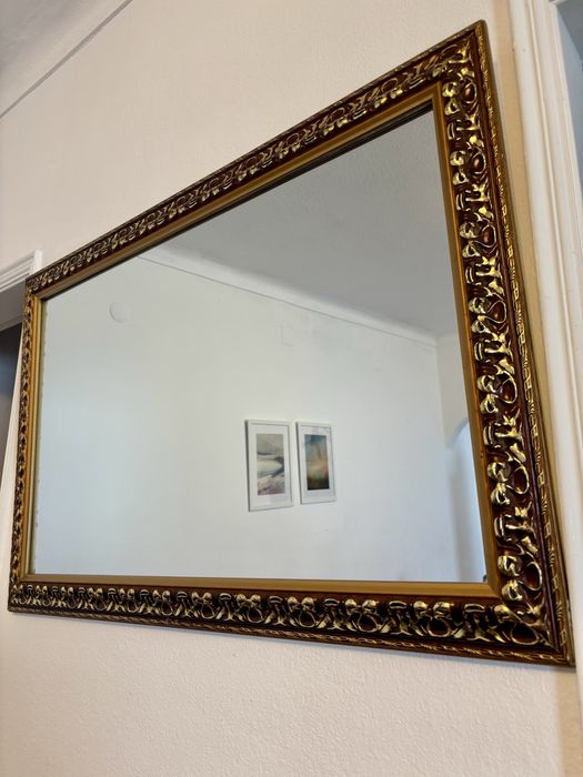 Espelho c/ moldura dourada em estilo ornamental