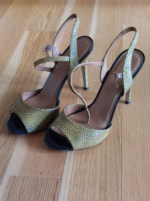 Żółte szpilki Kazar