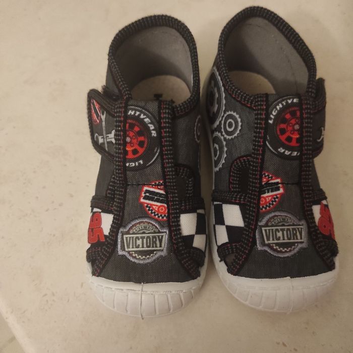 Buty trampki kapcie 23