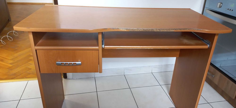 Oddam za darmo - biurko, półkę wiszącą oraz fotel tapicerowany