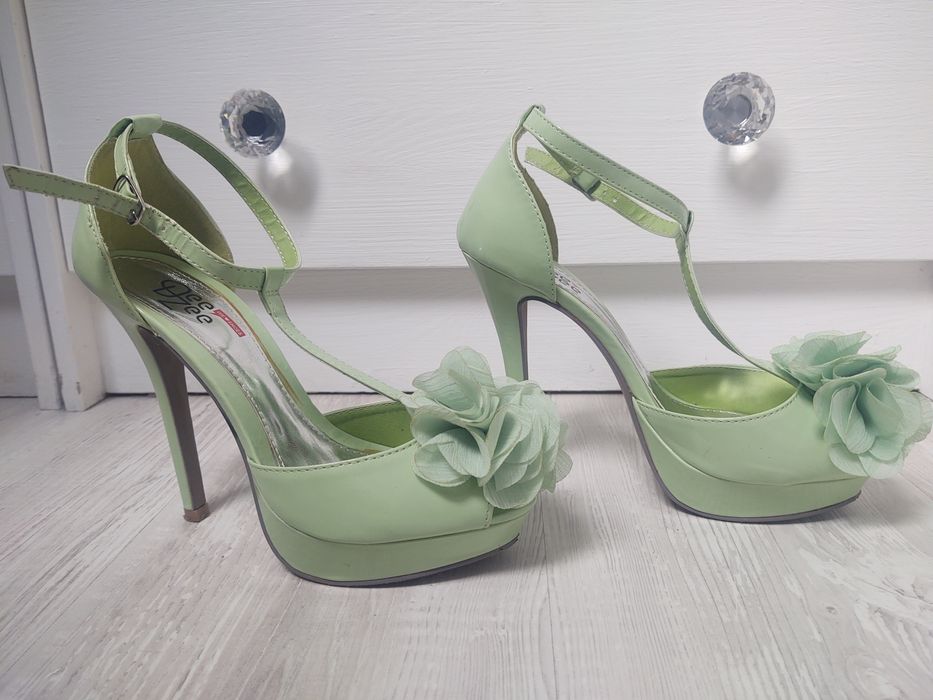 Sandałki na platformie Dee Zee